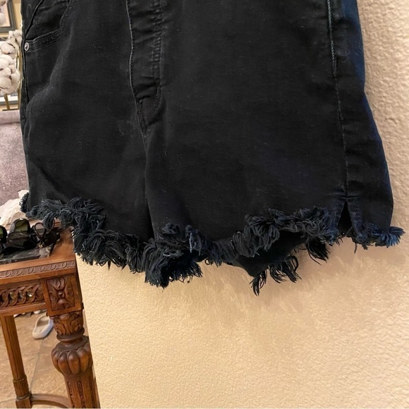 WE THE FREE Women Black Raw Hem Jean Shorts Size 26 - Picture 3 of 9